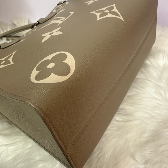 🧿Authentic Louis Vuitton Onthego MM turtle dove empriente leather🧿SOLD🧿 - Picture 6 of 13